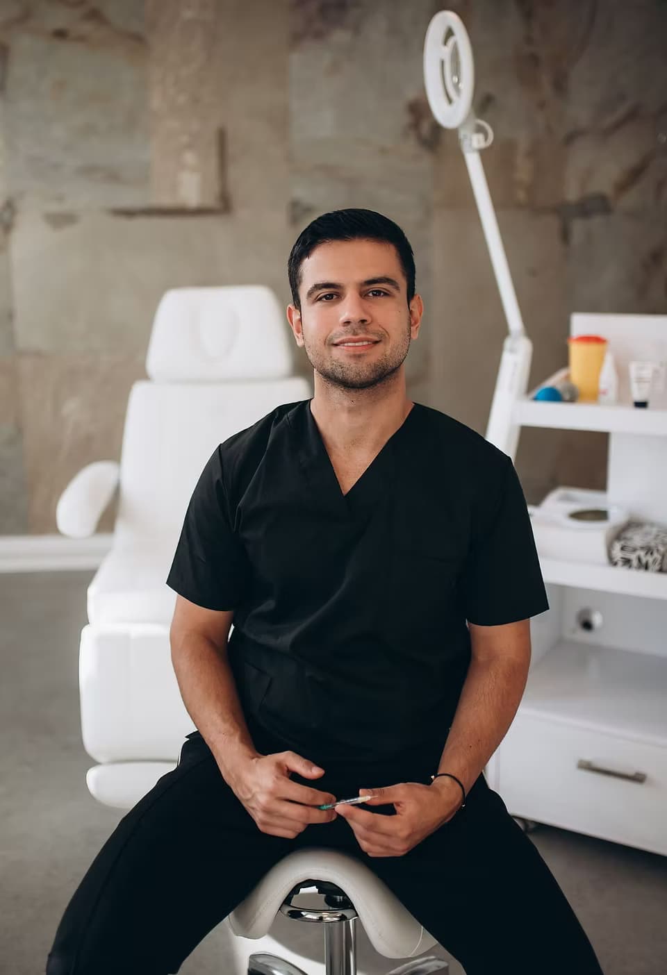 Dr. med. Bugrahan Bacara in seiner Praxis in Bünde